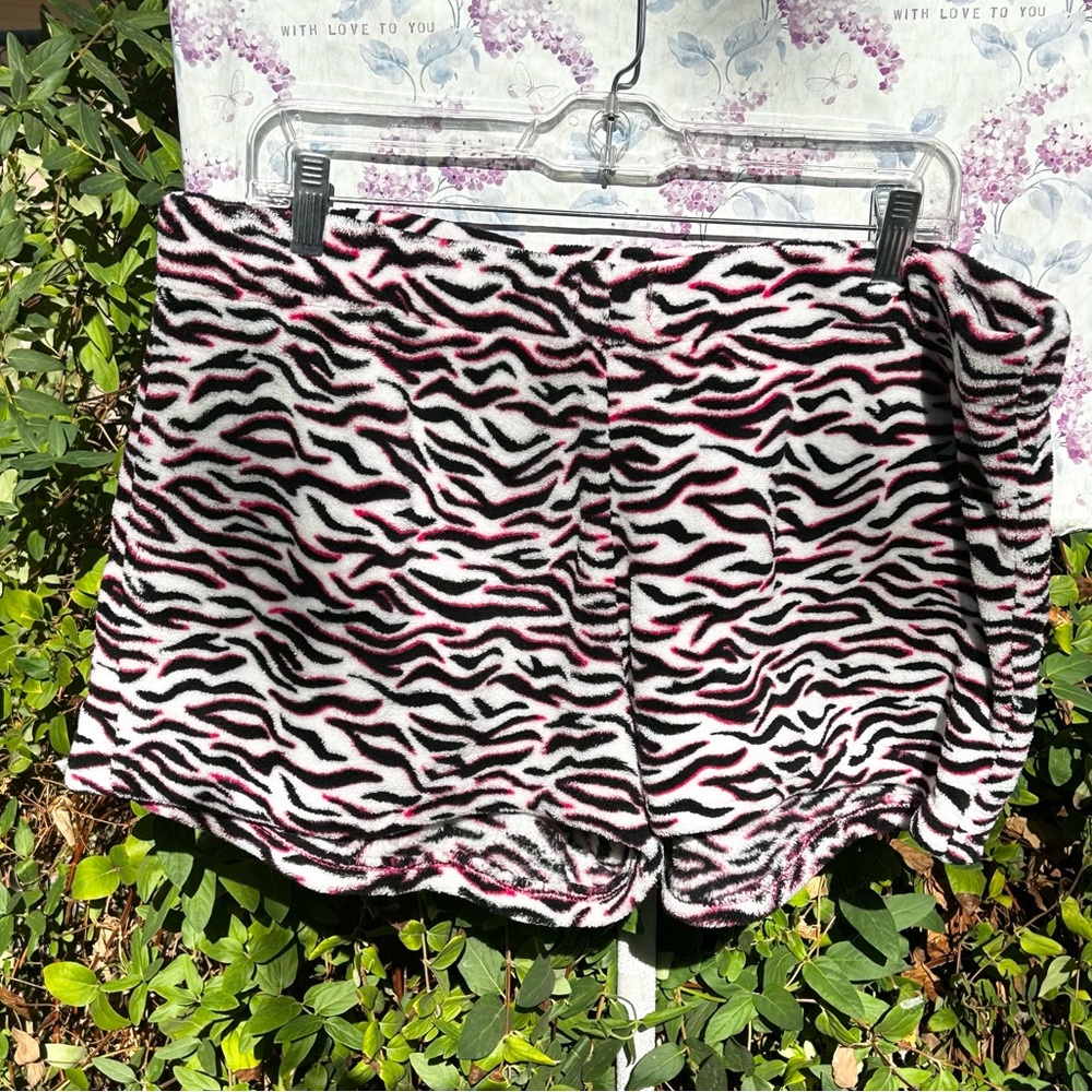 WOMENS XL MIX & CO. ZEBRA STRIPE SOFT FLUFFY ELASTIC WAIST SHORTS